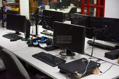 雙監(jiān)控屏幕筆記本電腦 現(xiàn)代辦公室的技術(shù)開(kāi)發(fā)引擎